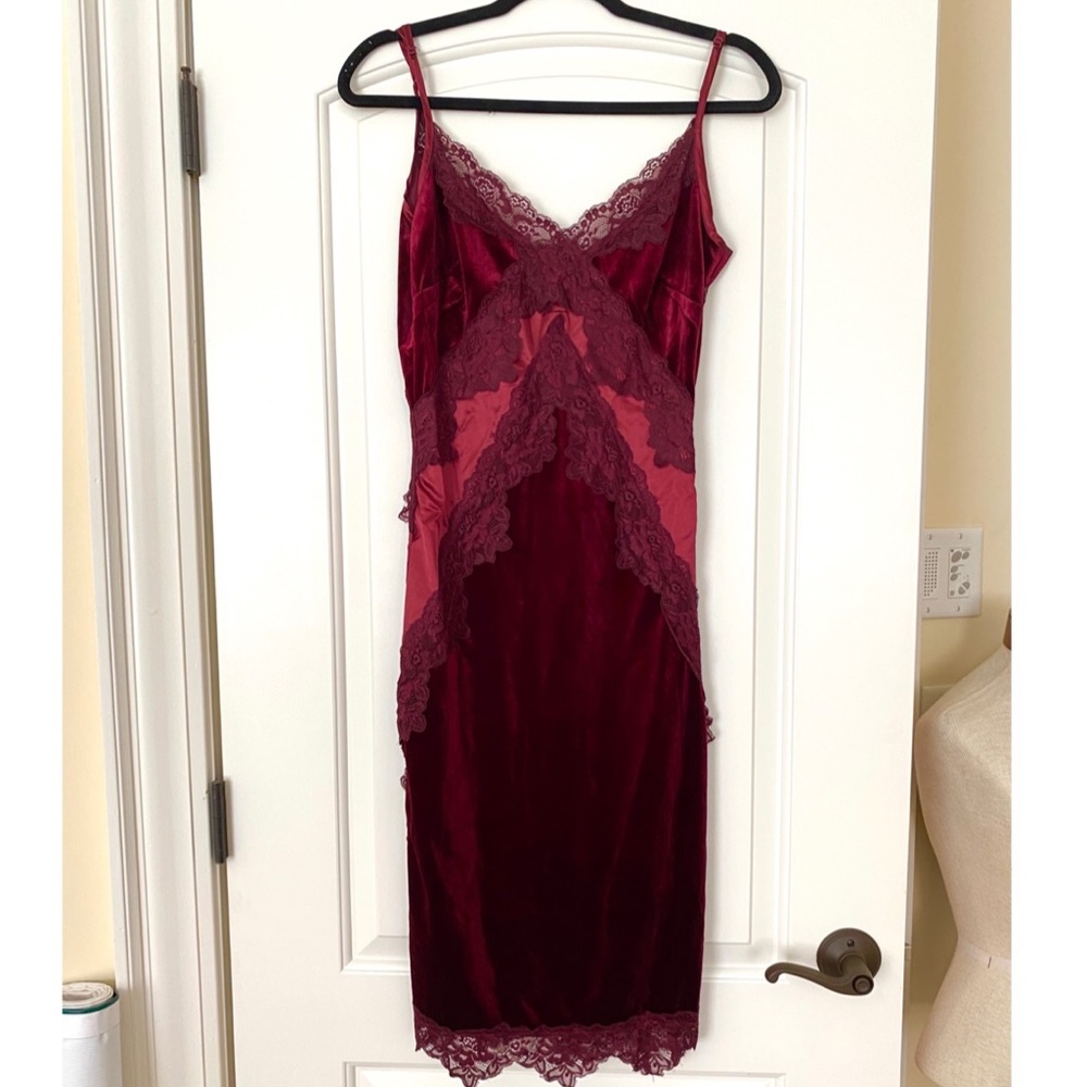 Romeo & Juliet Couture Lace Dress